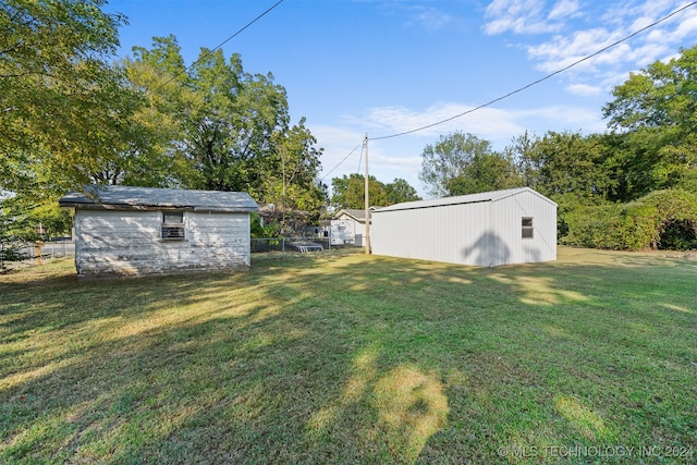 view of yard featuring an outdoor structure