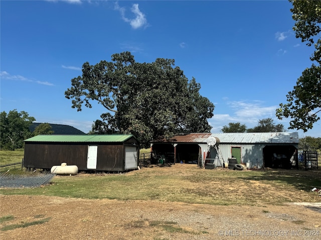 view of yard with an outbuilding