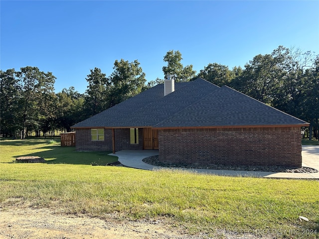 view of front facade with a front yard