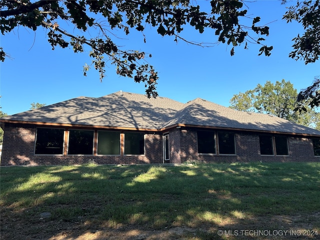 view of front of house with a front yard