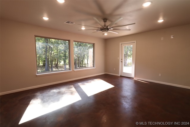 empty room featuring ceiling fan