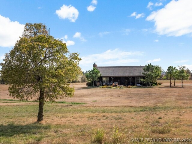 view of yard featuring a rural view