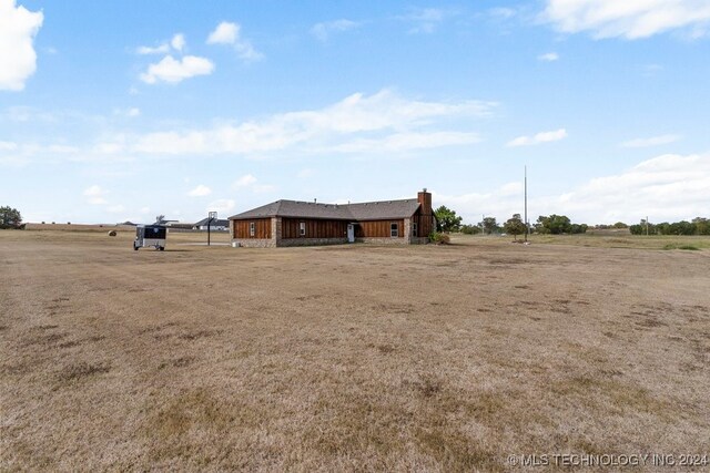 view of yard with a rural view