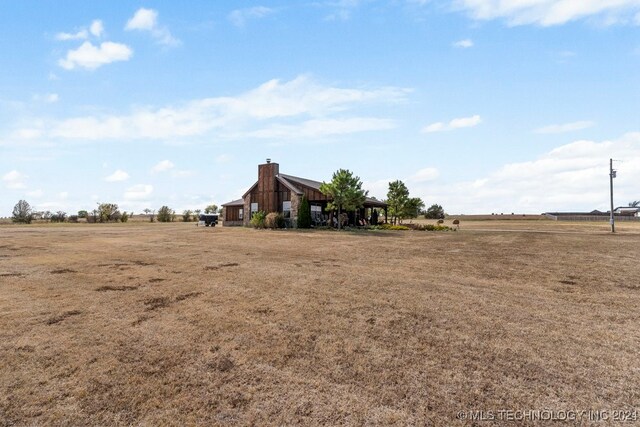 view of yard featuring a rural view