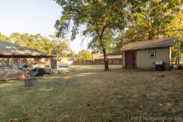 view of yard featuring a shed