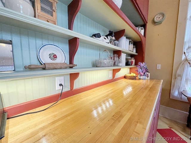 interior details with hardwood / wood-style floors