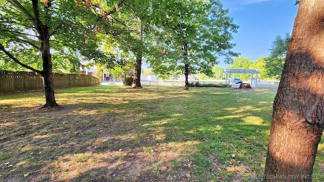 view of yard featuring a pergola