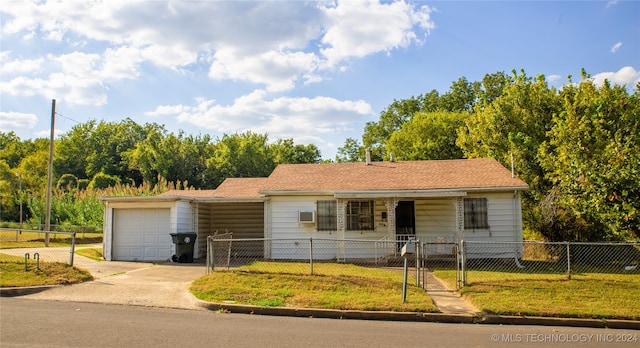 single story home with a front lawn