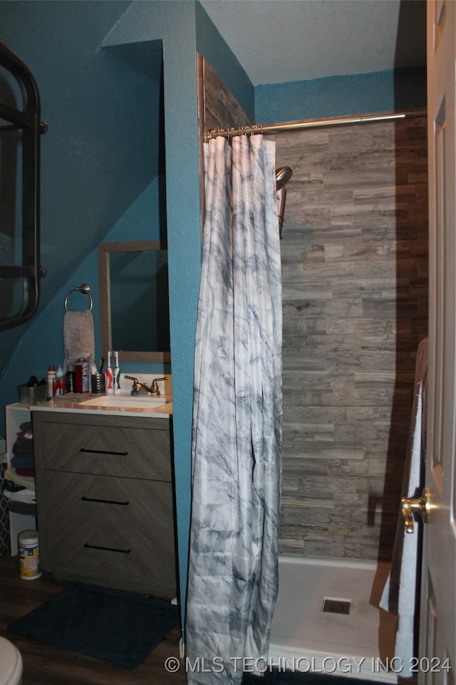 bathroom featuring a shower with shower curtain, vanity, and toilet