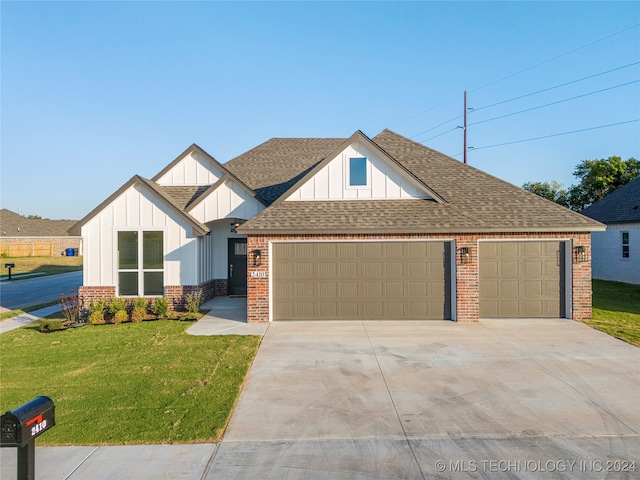 view of front of property featuring a front yard and a garage