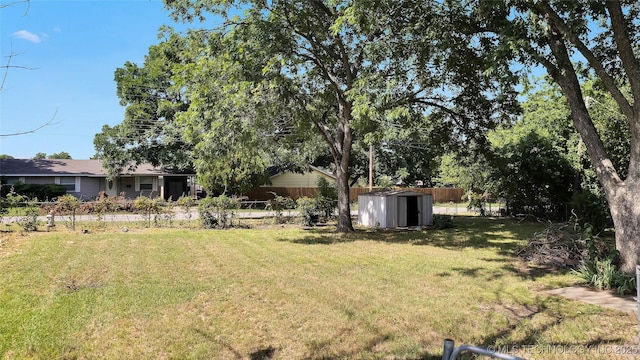 711 NW Elizabeth St, Ardmore, OK 73401 - view of yard featuring a storage shed
