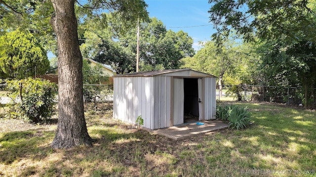 711 NW Elizabeth St, Ardmore, OK 73401 - view of outbuilding with a yard