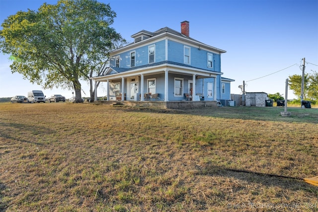 country-style home featuring central AC, a front lawn, and covered porch