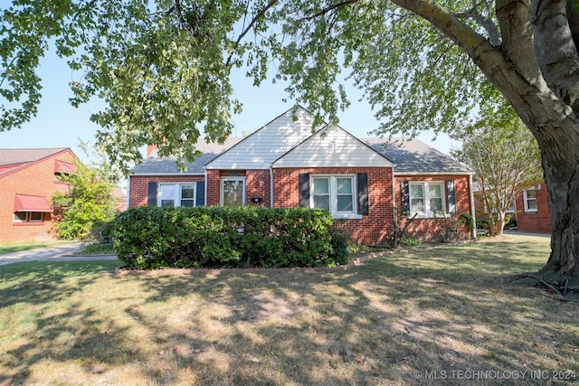 view of front of home featuring a front yard