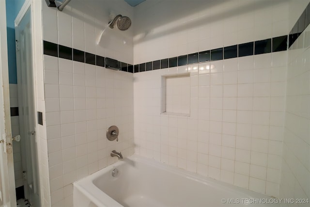 bathroom with tiled shower / bath combo