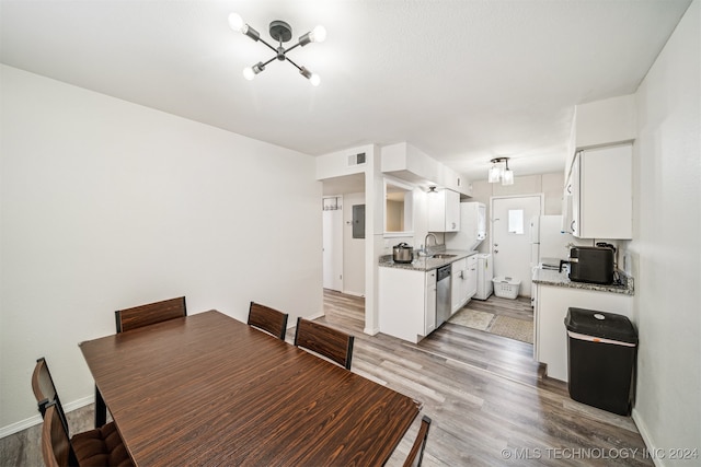 dining space featuring a chandelier, light hardwood / wood-style flooring, and sink