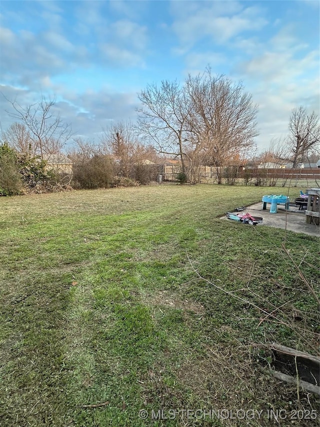 view of yard featuring a rural view