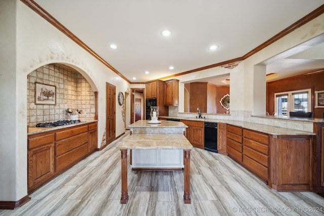 kitchen featuring light hardwood / wood-style floors, a kitchen island, kitchen peninsula, backsplash, and a kitchen bar