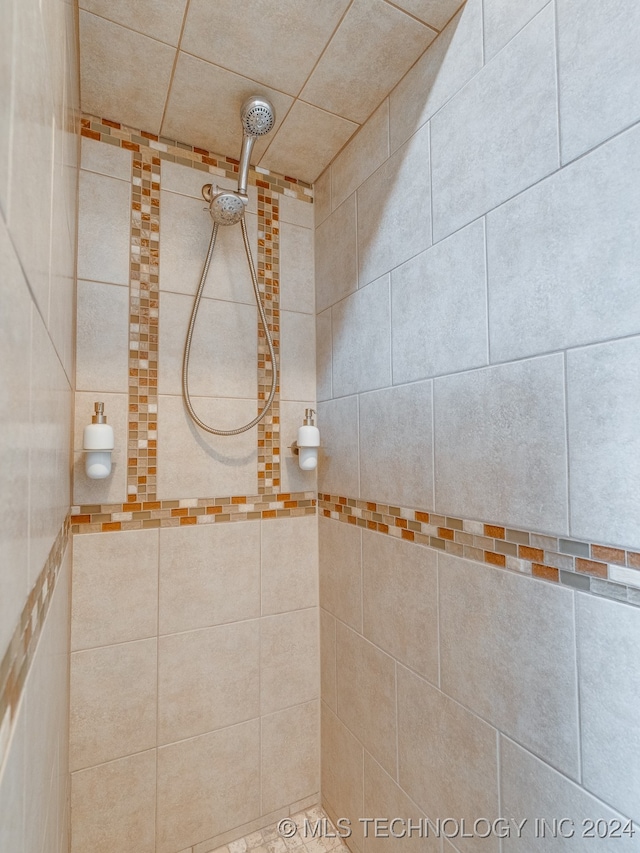 bathroom featuring tiled shower