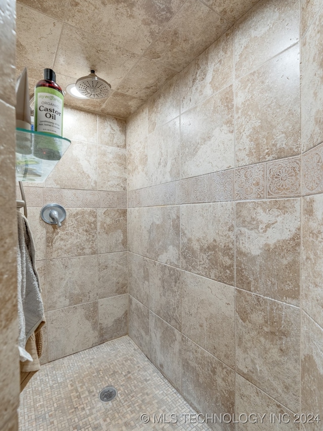 bathroom featuring a tile shower