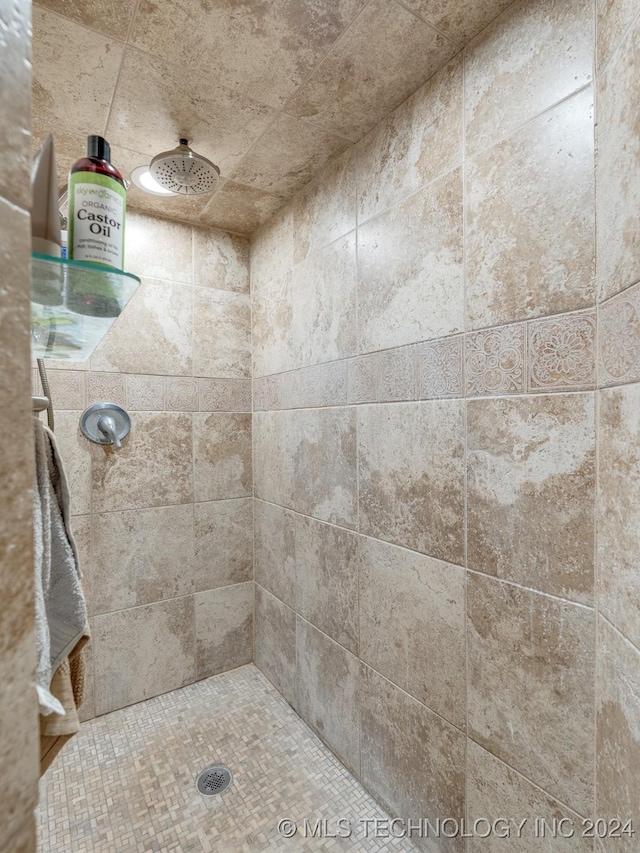 full bathroom featuring tiled shower