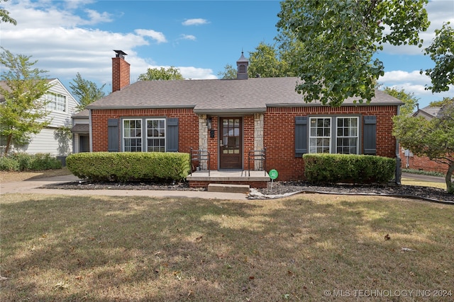 view of front of property with a front lawn