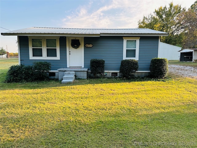 view of front facade with a front lawn