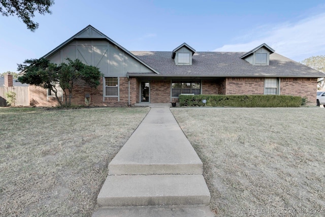 view of front of property with a front yard