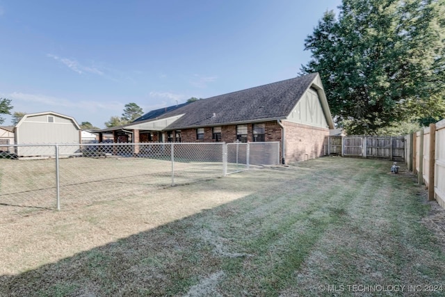 view of yard with a storage shed