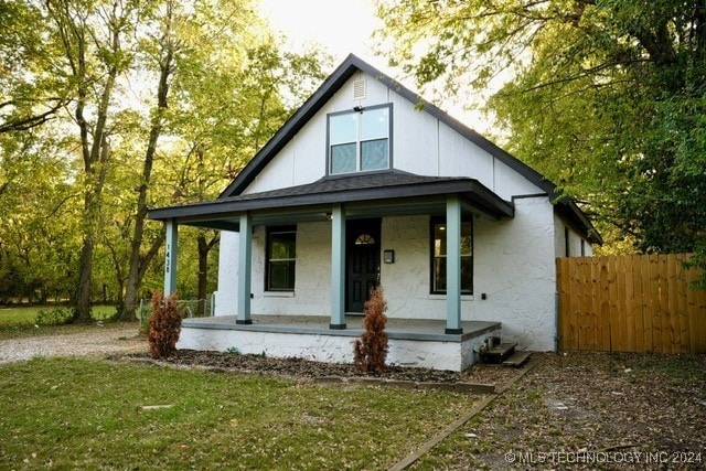 view of front of home with a front yard and covered porch