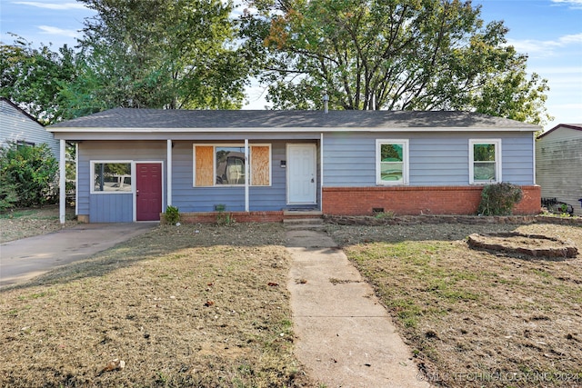 single story home featuring a front lawn