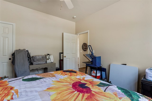 bedroom with ceiling fan