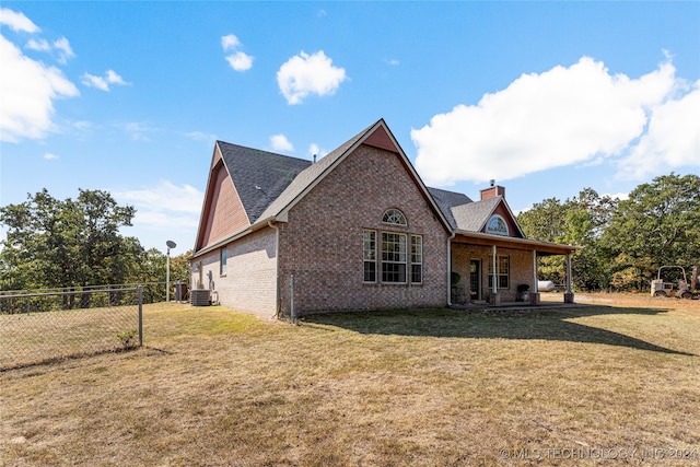 back of house featuring a yard