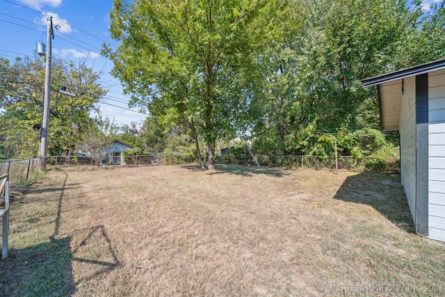 view of yard featuring a storage shed