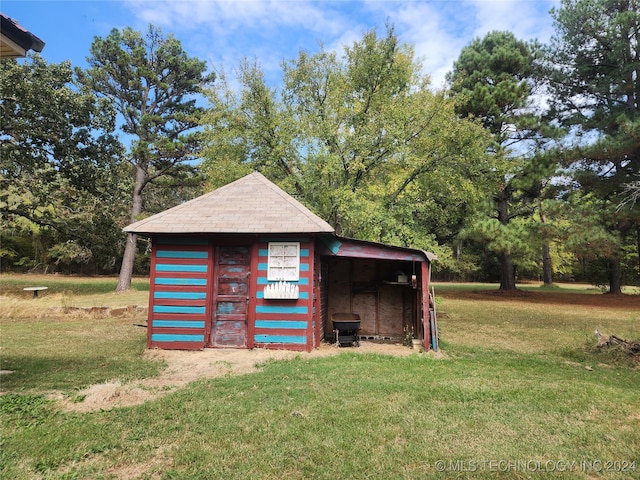 view of outbuilding featuring a yard