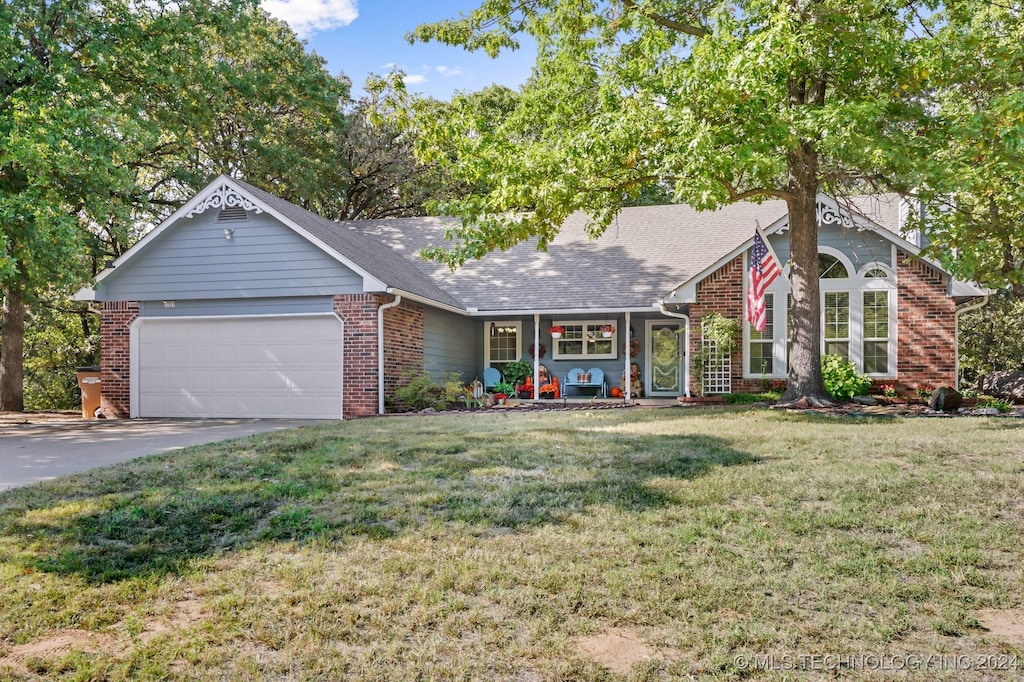 view of front of house featuring a front yard and a garage