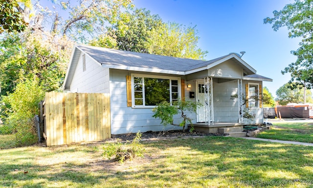 bungalow-style house featuring a front lawn