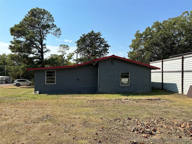 view of side of property featuring a yard