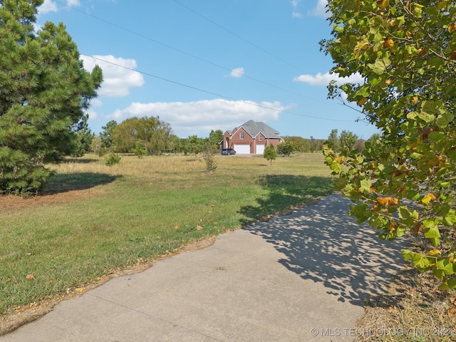 view of yard featuring a rural view