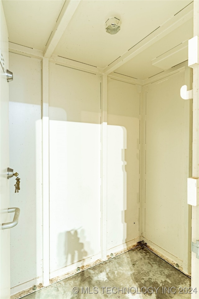 bathroom featuring concrete flooring