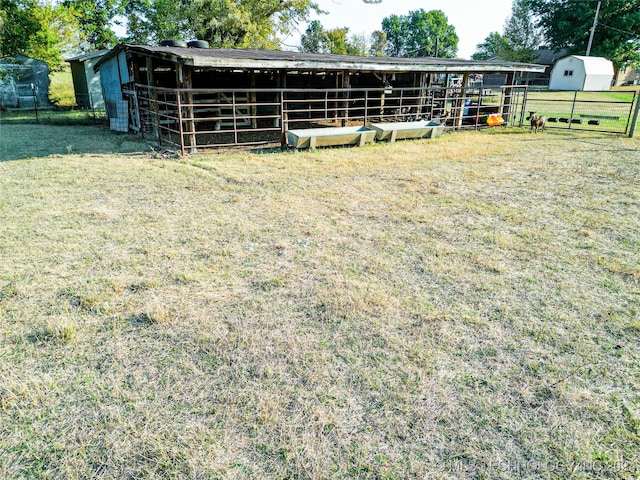 view of yard with an outdoor structure