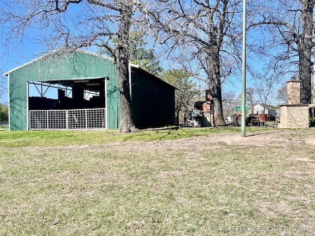 view of yard featuring an outdoor structure