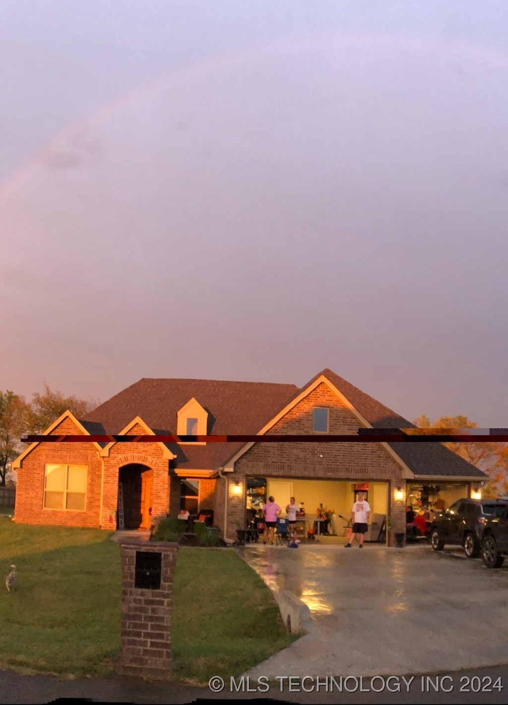 view of front of house featuring a yard