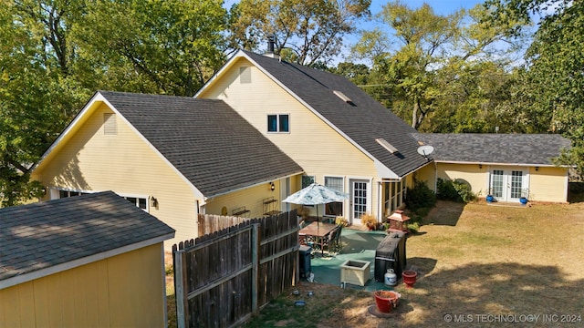 back of house featuring a lawn