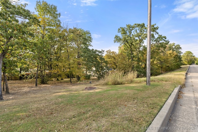 view of yard featuring a fire pit