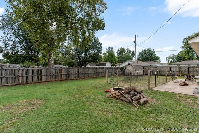 view of yard with a patio area