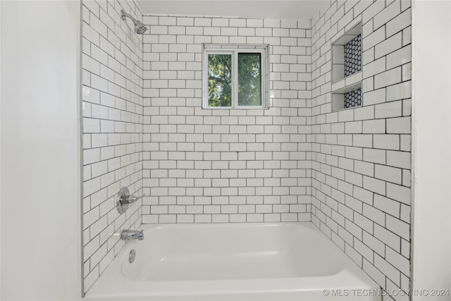 bathroom with tiled shower / bath