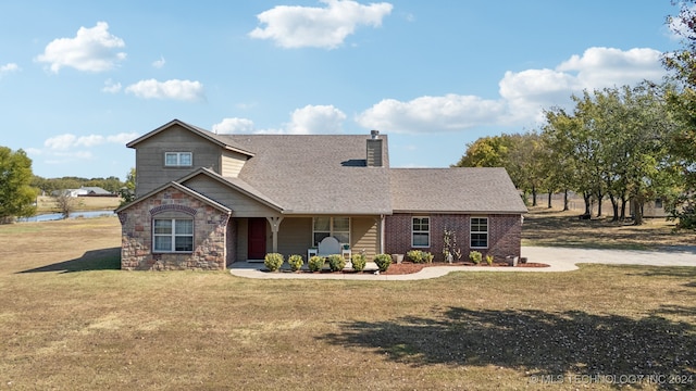 view of front of home featuring a front yard