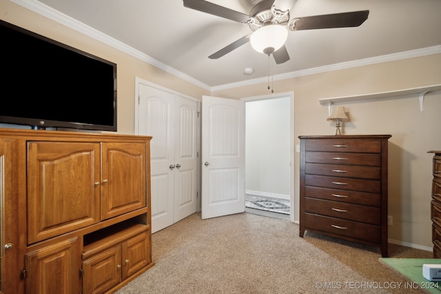 bedroom featuring ceiling fan, crown molding, and a closet