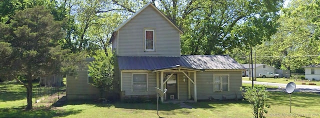 view of front of property featuring a front lawn